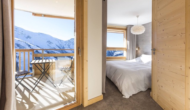 Wonderful apartment with panoramic view and swimming pool inside