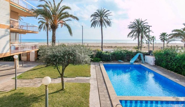Wonderful beachfront apartment/beach view balcony