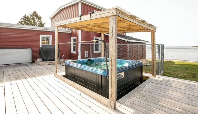 Wonderful ocean view 3-bedroom house with hot tub - Minimum stay 29 nights