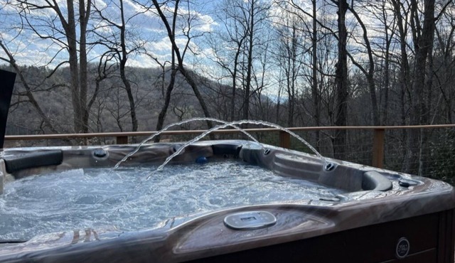 Wonderful cabin tucked in the woods/w Hot tub