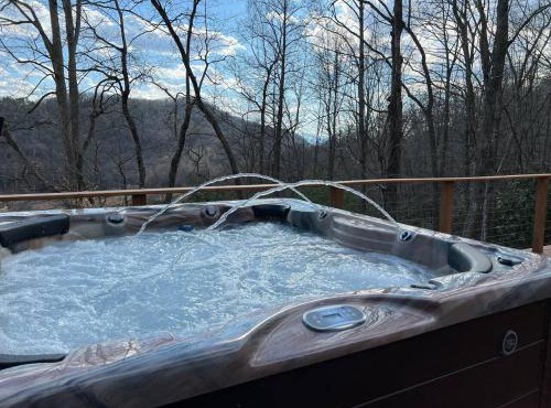 Wonderful cabin tucked in the woods/w Hot tub