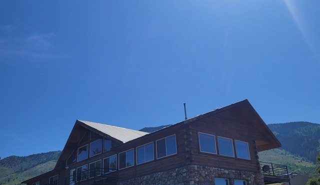 Wonderful cabin with 360 degree views of mountains Valley and ski hill