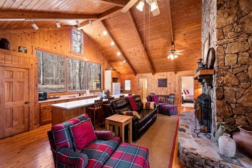Wonderful Cabin with Fireplace in Mentone, Alabama