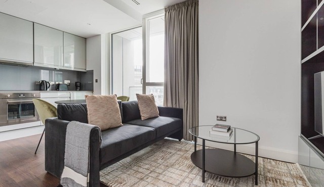 Wonderful Canary Wharf 1BR w/Balcony, Doorman & Elev, by Blueground