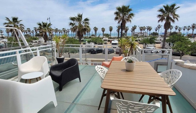 Wonderful chalet with sea views directly on Playa Malvarrosa in Valencia