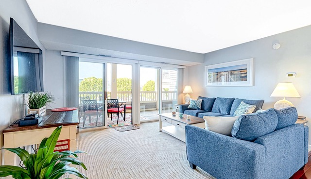 Wonderful coastal escape with pools, deck & central AC - near shops & dining