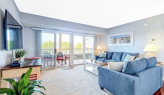 Wonderful coastal escape with pools, deck & central AC - near shops & dining