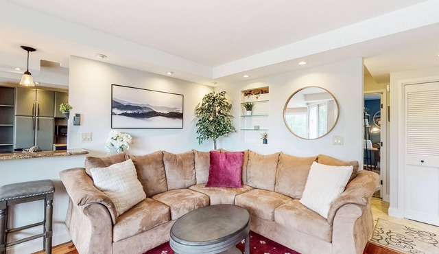 Wonderful Condo Close to Sugarbush Resort with Pool & WiFi