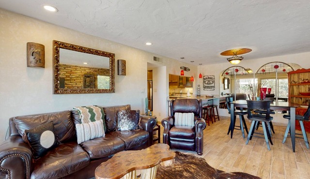Wonderful condo with pool, fireplace, W/D, & grill - golf nearby