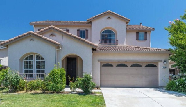 Wonderful convenience 4-bedroom house in nice safe neighborhood in Elk Grove, Ca