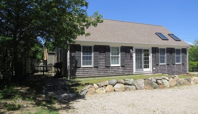 Wonderful cottage located in the heart of downtown Chatham.steps to everything.