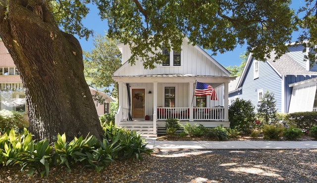 Wonderful Cottage - Only 3 Blocks From Downtown Southport Shops and Dining! Outdoor Gas Fire Pit!