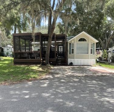 Wonderful Cottage Overlooking the Lake with Porch in Florida