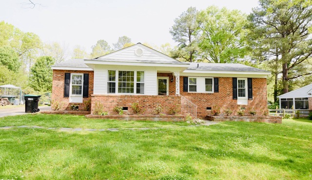 Wonderful, cozy fully furnished home! Large, private back yard!