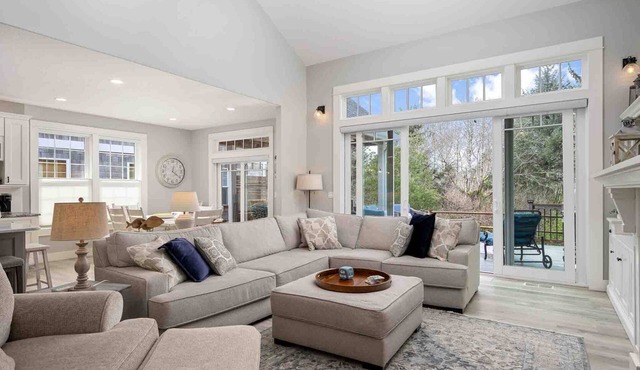Wonderful Custom Escape, Huge Deck w/Hot Tub, BBQ, New Decor, Pet Friendly, 5 Blocks to Beach