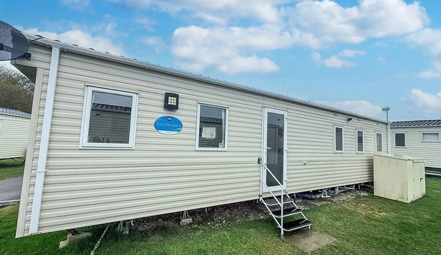 Wonderful dog-friendly caravan at Kessingland Beach in Suffolk ref 90033BC