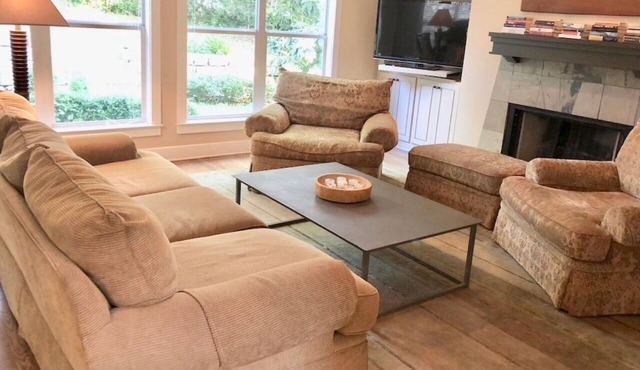 WONDERFUL DOWNTOWN AUSTIN HOUSE WITH YARD IN UPSCALE QUAINT NEIGHBORHOOD