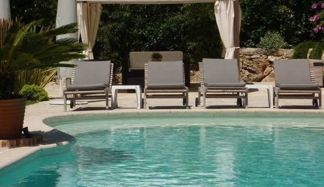 Wonderful family house with sun-warmed paving for sunbathing and swimming.