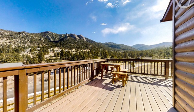 Wonderful family cabin w/stunning views, free WiFi, & full kitchen - near trails