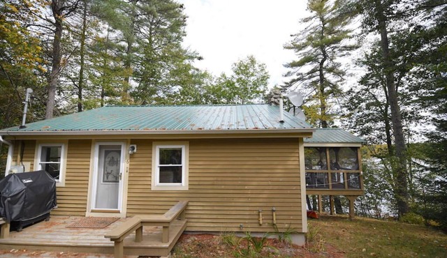 Wonderful family cottage on peaceful Whitney Pond