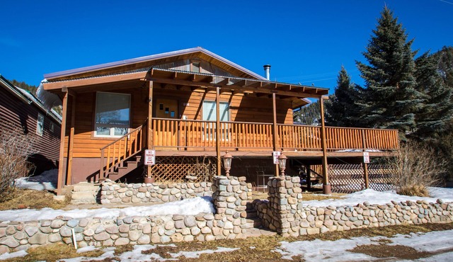 Wonderful, family friendly 5 Bedroom Cabin in Downtown Red River!