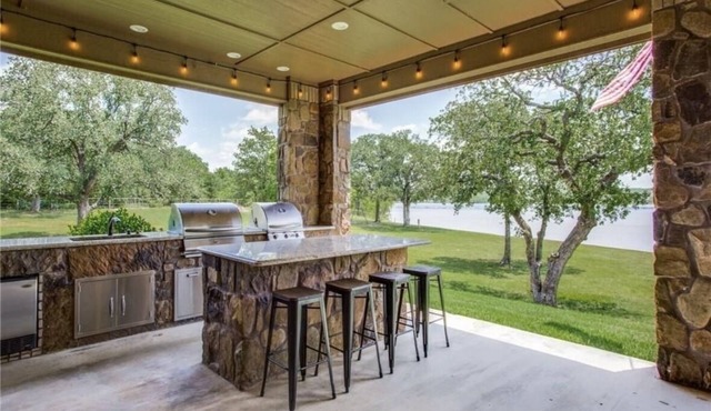 Wonderful Family-sized Lake House!
