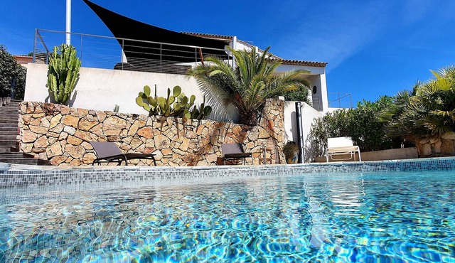 Wonderful Villa, Walking Distance To Beach, Heated Swimming Pool, Wifi, Aircon