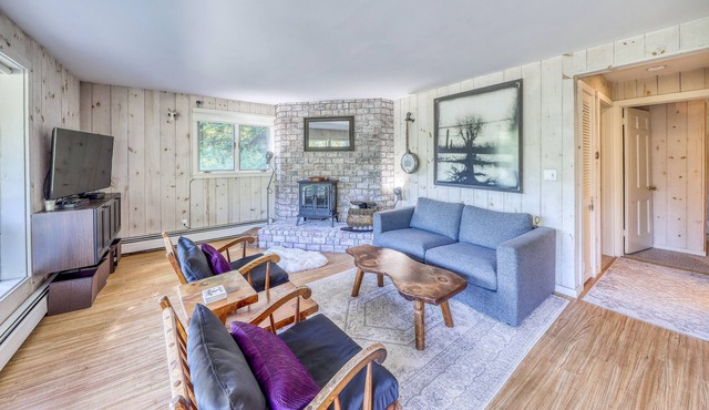 Wonderful Getaway Near the Slopes W/ Free WiFi. Scenic Deck, & Full Kitchen!