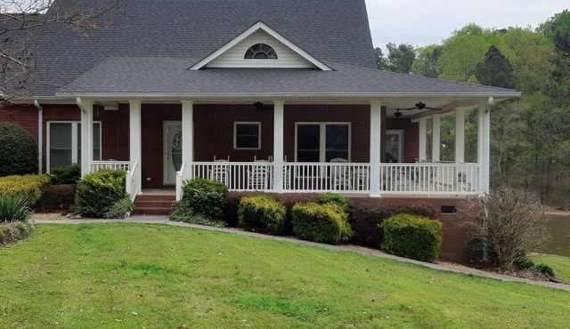 Wonderful House on Weiss Lake! Two piers and nearby boat launch. Sleeps 16