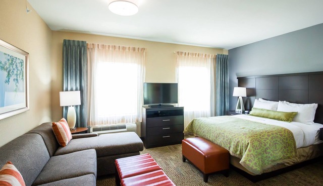 Wonderful King Studio | Enjoy Free Breakfast, Free Wi-Fi, and an Outdoor Pool