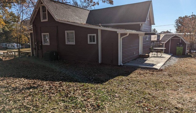 Wonderful Landrum Getaway with Hot Tub 4/2 home close to Tryon!nn