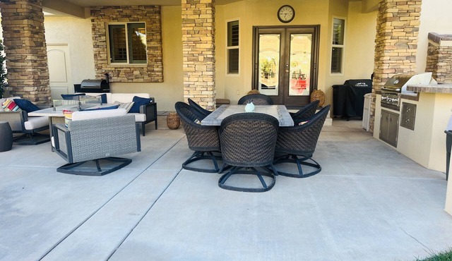 Wonderful large family home, pool, hot tub, outdoor kitchen, Bear Claw Poppy