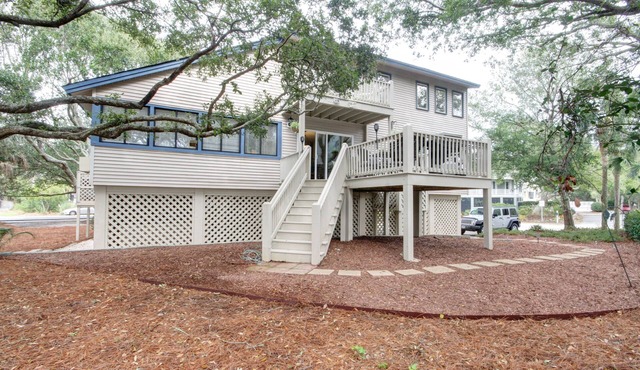Wonderful Large Home Located Just a Short Walk to the Beach! Beautifully Maintained and Comfortable!