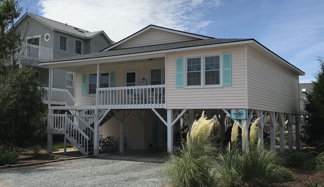 Wonderful location, mid-island! Short walk to beach, pier and island market.