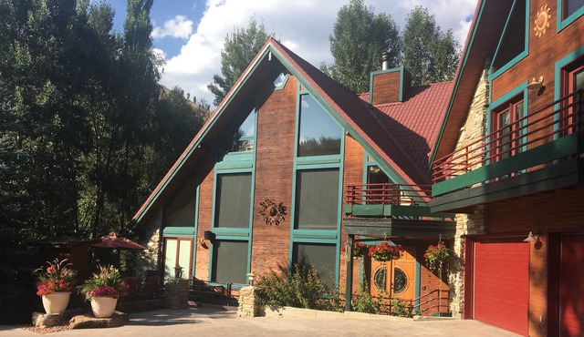 Wonderful location! Walk to ski, hike! Nov15-April 15 Only 30 day rental