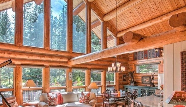 Wonderful Log Home.