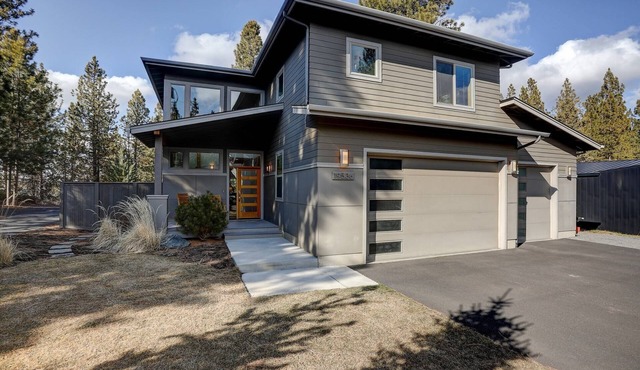 Wonderful Modern Gem Near Trails & Mt Bachelor, Huge Deck, Hot Tub, Fireplace Gourmet Kitchen