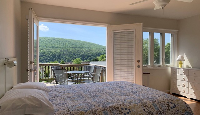 Wonderful Mountain Views. Walk to Rivers, Parks, Restaurants and Shops.