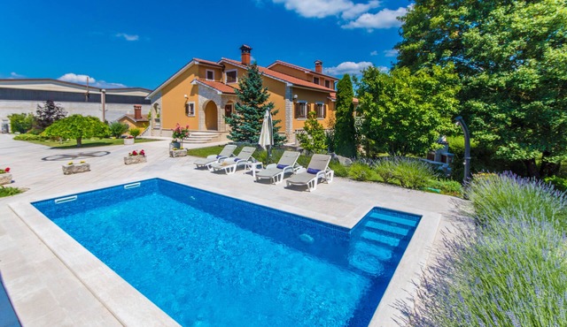 Wonderful new villa, lush fenced garden, private pool