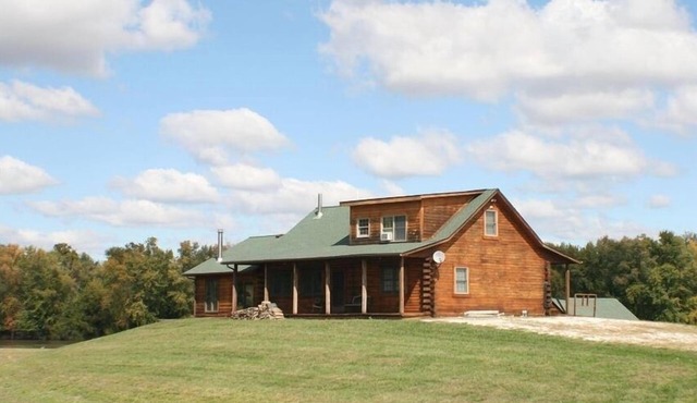 Wonderful Oak Log Home on the Mississippi River