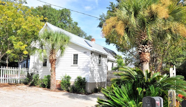 Wonderful Old Village Bungalow in the heart of Mount Pleasant