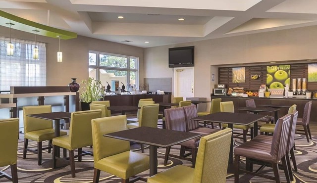 Wonderful Place To Stay! 4 Great Units! Minutes Away to iFLY Indoor Skydiving!