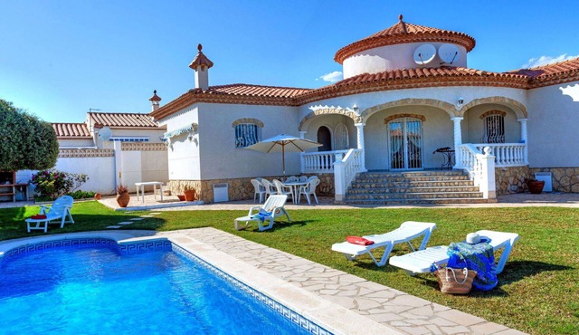 Wonderful private villa for 6 people with A/C, private pool, WIFI and TV
