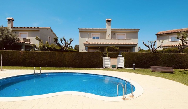 Wonderful private villa for 6 guests with pool, WIFI, A/C, TV and terrace