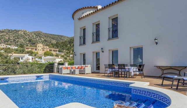 Wonderful private villa with A/C, WIFI, private pool, TV, patio, pets allowed and parking