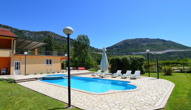 Wonderful private villa for 12 guests with WIFI, hot tub, private pool, A/C, TV and terrace