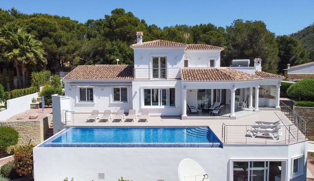 Wonderful private villa for 8 people with private pool, WIFI, A/C, TV and terrace