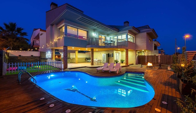 Wonderful private villa for 8 guests with A/C, private pool, hot tub, WIFI, TV and patio