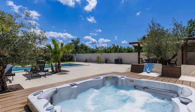 Wonderful private villa for 6 guests with A/C, WIFI, private pool, hot tub, TV and terrace
