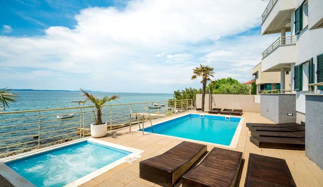 Wonderful private villa for 12 people with WIFI, hot tub, A/C, private pool, TV and patio